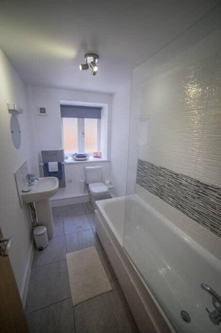 Champion Court Two Bedroom Flat Бристол Екстериор снимка